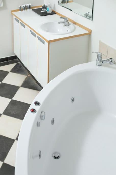 Large & Bright 3Br Apartment W Whirlpool Near Metro โคเปนเฮเกน ภายนอก รูปภาพ